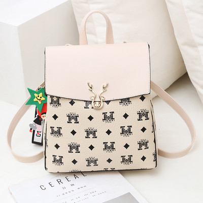 Μοντέρνο γυναικείο σακίδιο κατασκευασμένο από faux δέρμα με μεταλλική στερέωση