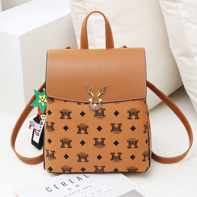 Μοντέρνο γυναικείο σακίδιο κατασκευασμένο από faux δέρμα με μεταλλική στερέωση