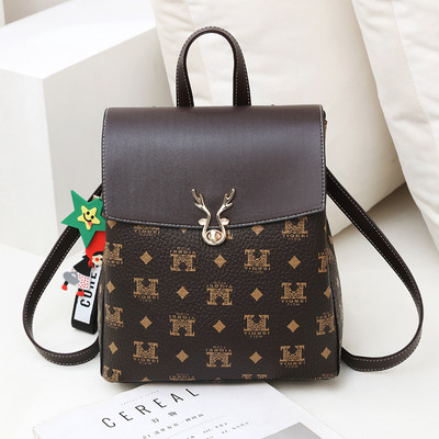 Μοντέρνο γυναικείο σακίδιο κατασκευασμένο από faux δέρμα με μεταλλική στερέωση