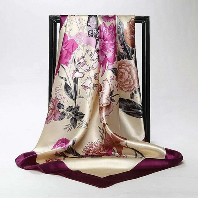 Κομψό γυναικείο κασκόλ με φιγούρες σε διαφορετικά χρώματα