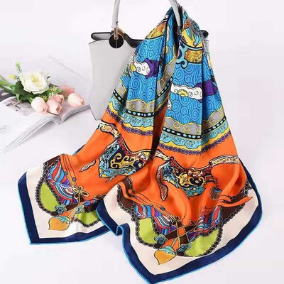 Κομψό γυναικείο κασκόλ με φιγούρες σε διαφορετικά χρώματα