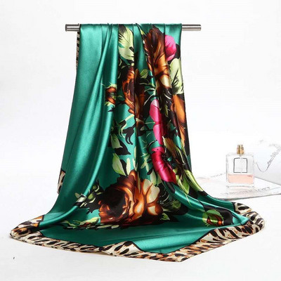 Κομψό γυναικείο κασκόλ με φιγούρες σε διαφορετικά χρώματα