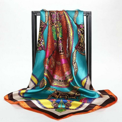 Κομψό γυναικείο κασκόλ με φιγούρες σε διαφορετικά χρώματα