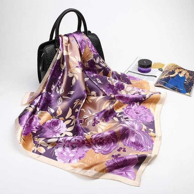 Κομψό γυναικείο κασκόλ με φιγούρες σε διαφορετικά χρώματα