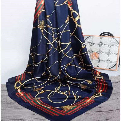 Κομψό γυναικείο κασκόλ με φιγούρες σε διαφορετικά χρώματα