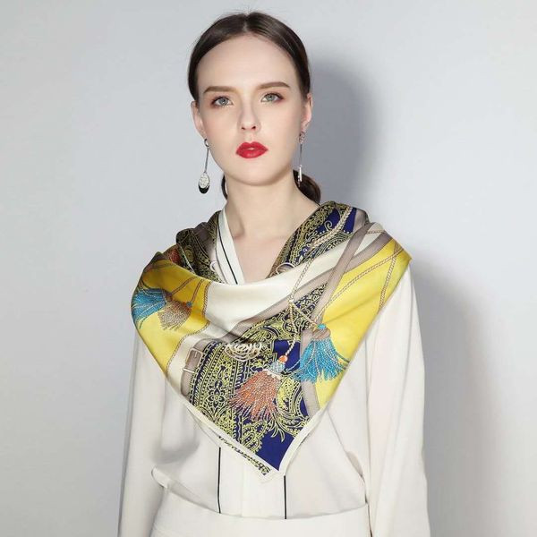 Κομψό γυναικείο κασκόλ με φιγούρες σε διαφορετικά χρώματα