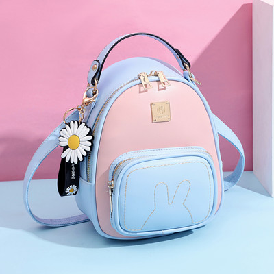 Γυναικείο καθημερινό σακίδιο με μεταλλικό στοιχείο και τρισδιάστατη διακόσμηση