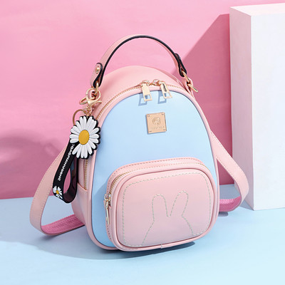 Γυναικείο καθημερινό σακίδιο με μεταλλικό στοιχείο και τρισδιάστατη διακόσμηση