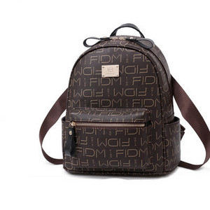 Μοντέρνο γυναικείο σακίδιο με απλικέ και μεταλλικό στοιχείο