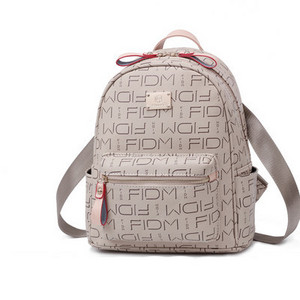 Μοντέρνο γυναικείο σακίδιο με απλικέ και μεταλλικό στοιχείο