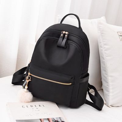 Γυναικείο σακίδιο με φερμουάρ και μπρελόκ με διακοσμητικές πέτρες και μαργαριτάρια