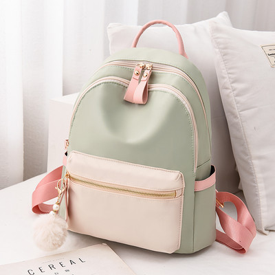 Γυναικείο σακίδιο με φερμουάρ και μπρελόκ με διακοσμητικές πέτρες και μαργαριτάρια