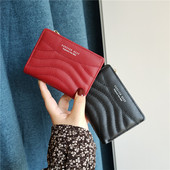 Sieviešu ādas maks ar uzrakstiem un rāvējslēdzēju