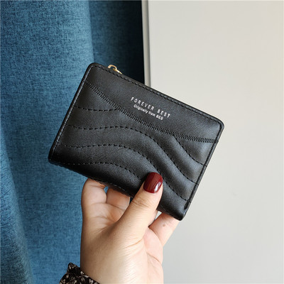 Sieviešu ādas maks ar uzrakstiem un rāvējslēdzēju