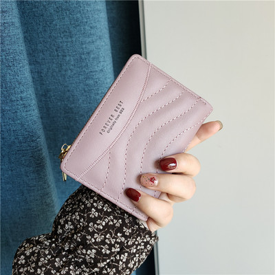 Sieviešu ādas maks ar uzrakstiem un rāvējslēdzēju