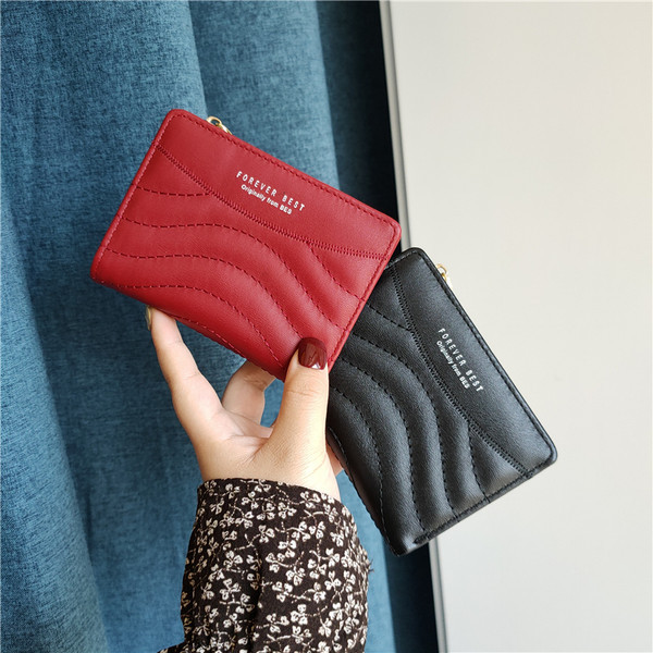 Sieviešu ādas maks ar uzrakstiem un rāvējslēdzēju