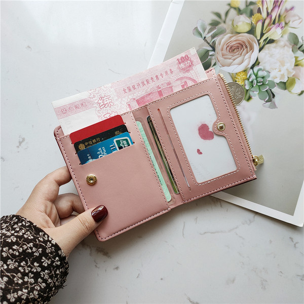 Sieviešu ādas maks ar uzrakstiem un rāvējslēdzēju