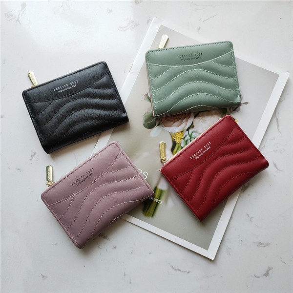 Sieviešu ādas maks ar uzrakstiem un rāvējslēdzēju