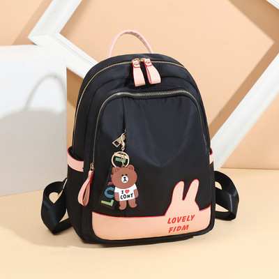 Υφασμάτινο σακίδιο μοντέρνας γυναίκας με φερμουάρ σε μαύρο και μπεζ χρώμα