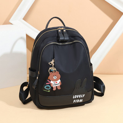 Υφασμάτινο σακίδιο μοντέρνας γυναίκας με φερμουάρ σε μαύρο και μπεζ χρώμα