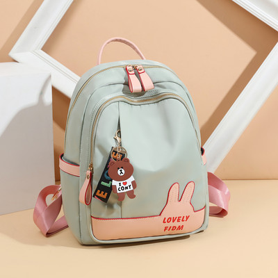 Υφασμάτινο σακίδιο μοντέρνας γυναίκας με φερμουάρ σε μαύρο και μπεζ χρώμα