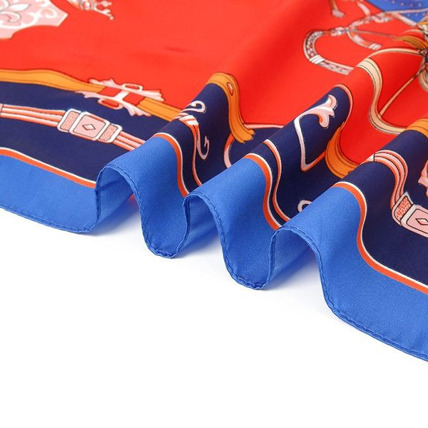 Стилен дамски шал с многоцветен принт 