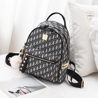 Νέο μοντέλο γυναικείο σακίδιο με μεταλλικά πούλια και μπροστινή τσέπη