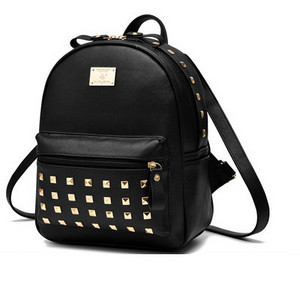 Μοντέρνο γυναικείο σακίδιο με μπροστινή τσέπη με μεταλλικά πούλια