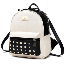 Μοντέρνο γυναικείο σακίδιο με μπροστινή τσέπη με μεταλλικά πούλια