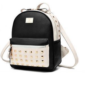 Μοντέρνο γυναικείο σακίδιο με μπροστινή τσέπη με μεταλλικά πούλια