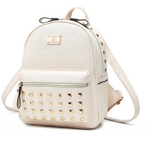 Μοντέρνο γυναικείο σακίδιο με μπροστινή τσέπη με μεταλλικά πούλια