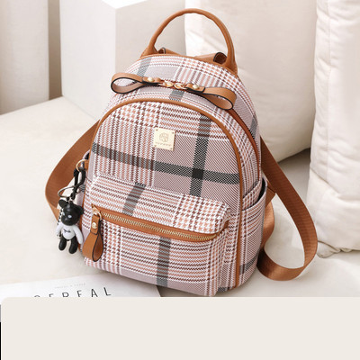 Дамска раница с метален елемент и странични джобове