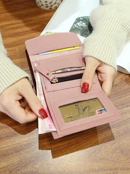 Модерно кожено портмоне със закопчалка и надпис