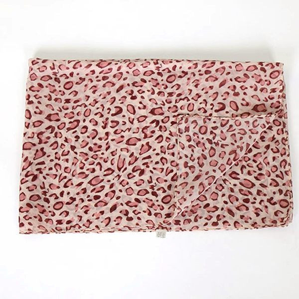 Jauns sieviešu šalles modelis ar dzīvnieku apdruku