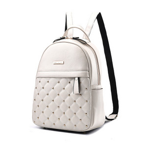 Γυναικείο σακίδιο με πλαϊνές τσέπες από δέρμα