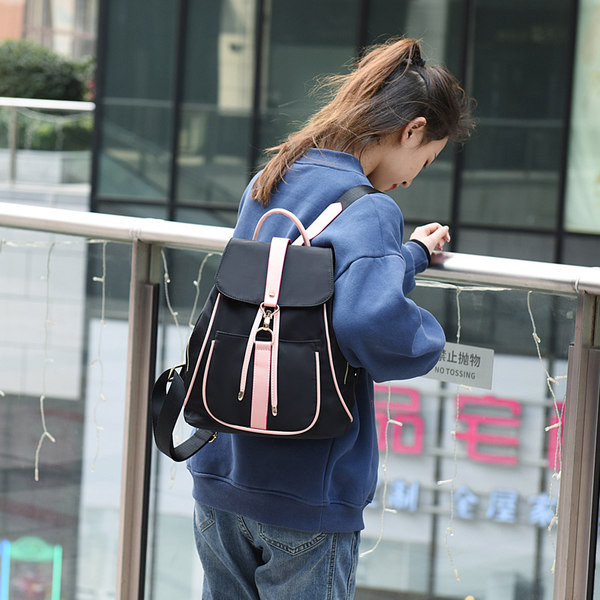 Дамска раница от плат с метално закопчаване 