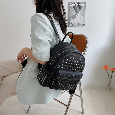 Голяма кожена раница с метални нитове