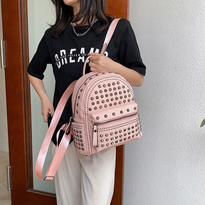 Голяма кожена раница с метални нитове