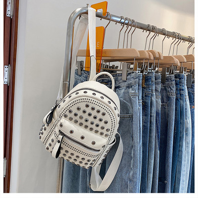 Голяма кожена раница с метални нитове