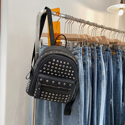 Голяма кожена раница с метални нитове