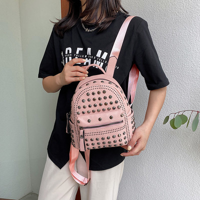 Голяма кожена раница с метални нитове