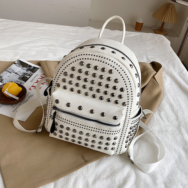 Голяма кожена раница с метални нитове