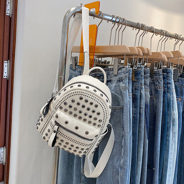 Голяма кожена раница с метални нитове