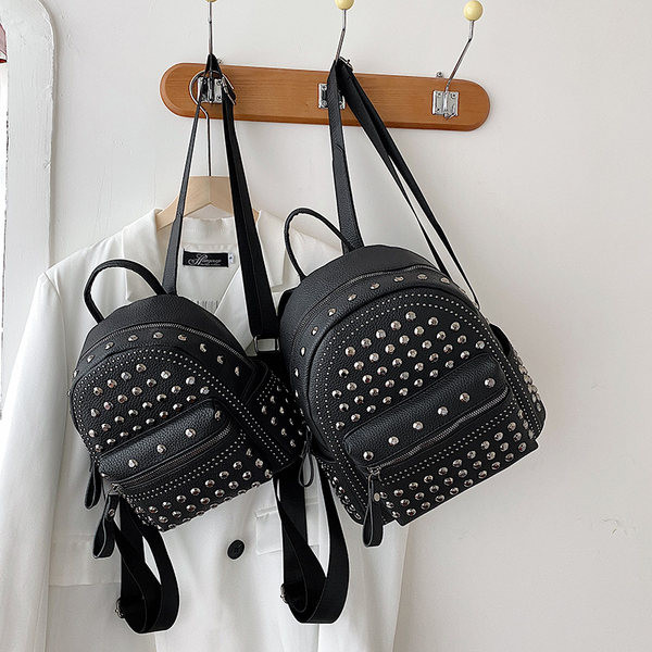 Голяма кожена раница с метални нитове