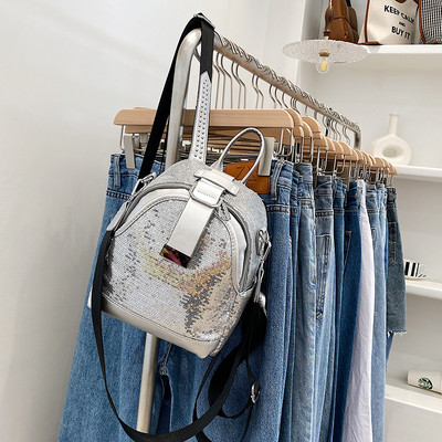 Moderan mali ruksak sa šljokicama