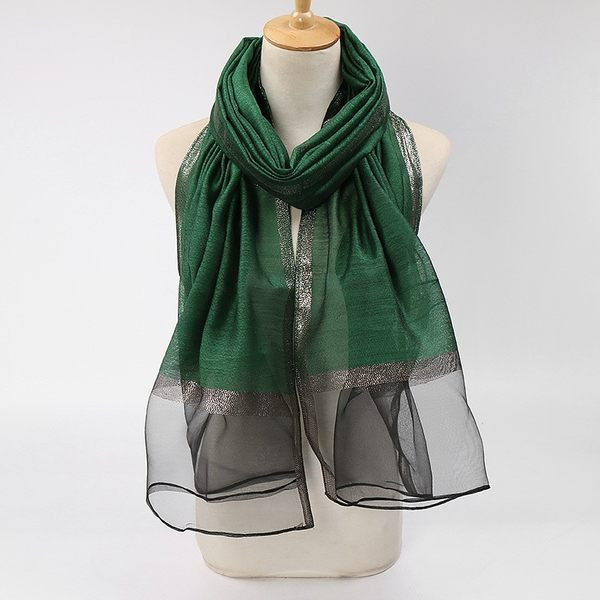 Eșarfă de damă din material plasă cu fire strălucitoare