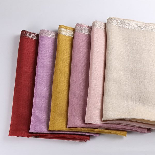 Eșarfă de damă din material plasă cu fire strălucitoare