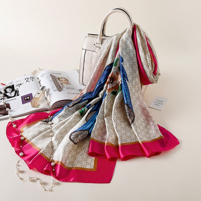 Κομψό γυναικείο κασκόλ κατάλληλο για καλοκαίρι με λουλουδάτη διακόσμηση