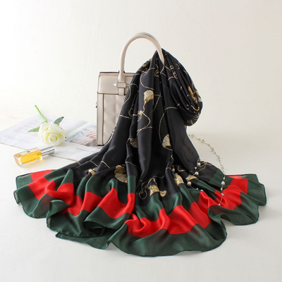 Κομψό γυναικείο κασκόλ κατάλληλο για καλοκαίρι με λουλουδάτη διακόσμηση