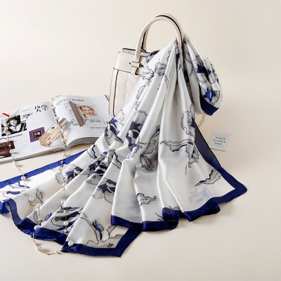 Κομψό γυναικείο κασκόλ κατάλληλο για καλοκαίρι με λουλουδάτη διακόσμηση